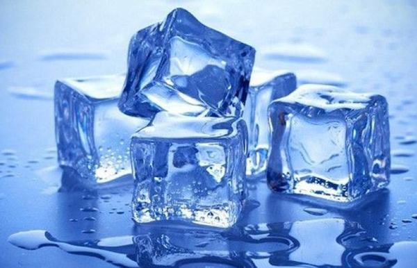 اليك سيدتي الطريقة السحرية من أجل بشرة براقةو نضرة وباستعمال الثلج فقط!