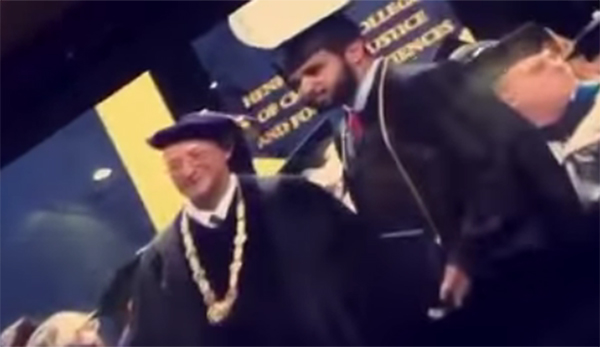 بالفيديو..الكشف عن سبب امتناع رئيس جامعة أمريكية عن مصافحة طالب خليجي؟