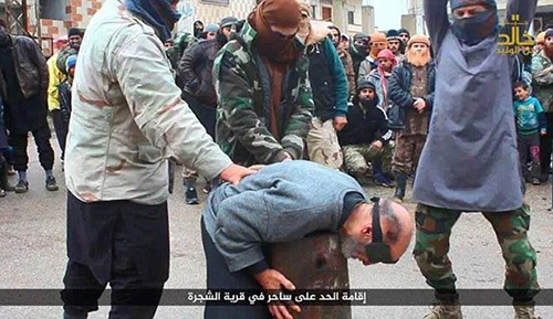 شاهد.. لحظة سقوط سيف جلاد داعش على رأس رجل مسن ..اتهموه بالشعوذه