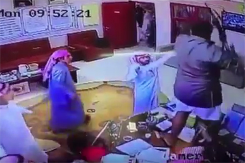 بالفيديو.. طالب سعودي يدخل مدرسة حاملاً رشاشاً ويهدد به معلمين حاولوا مصادرته