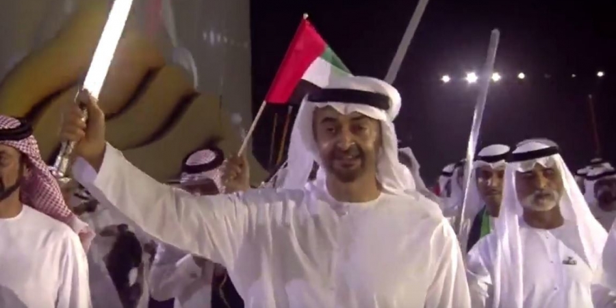 بالفيديو..وسط حضور كبير في عيد الامارات الـ 45 محمد بن زايد «يرقص» بالسيف