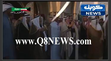 بالفيديو…مشاهد رائعة لسمو الأمير و الملك سلمان يعرضان بالسيف امام قصر بيان