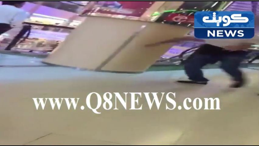 بالفيديو…مواطن سعودي يحاول رمي وافد من الطابق الثالث في أحد المولات بعد إتهامه بالتحرش بزوجته
