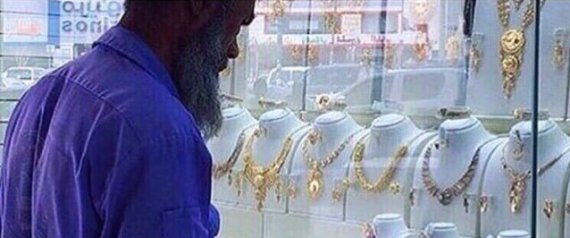 بالصور…مراهق سخر من عامل نظافة بعدما نشر صورته وهو ينظر لمحل ذهب.. فبماذا كافئ المغردون العامل؟