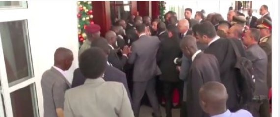 بالفيديو.. حرس الرئيس الأوغندي يعتدون بالضرب على حرس السيسي!!