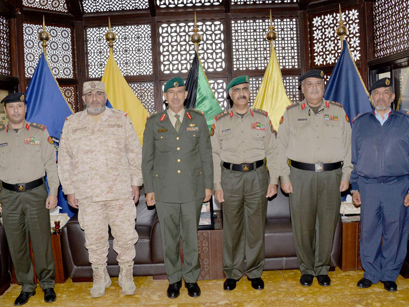 الخضر بحث التعاون العسكري مع سفير بريطانيا