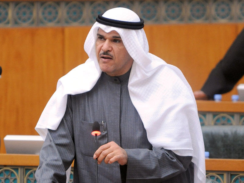 الحمود على «المنصة» بحقيبتيه