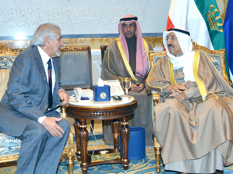 أمير البلاد يشيد بدور الهلال الأحمر في رفع المعاناة عن اللاجئين في العالم