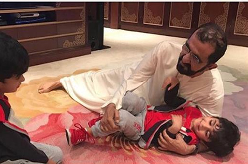 بالصور.. ناشطون يتداولون “لقطات عفوية” لـ”محمد بن راشد” بمنزله