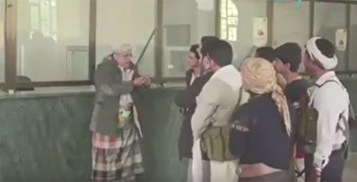 هذا الفيديو حاول الحوثيون حجبه عن هواتف اليمنيين.. وعرض صاحبة للإعتقال