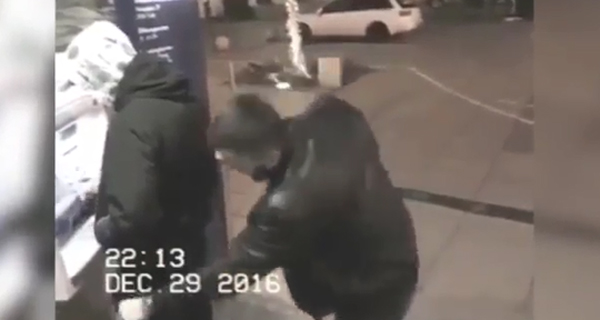 بالفيديو.. نشّال يعيد المسروقات ويطلب المغفرة بعد اكتشاف تصويره