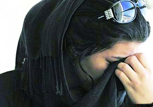 عندما يحضرن يطلب منهن الاسترخاء بالغرف.. وهذا ما يفعله بهن !