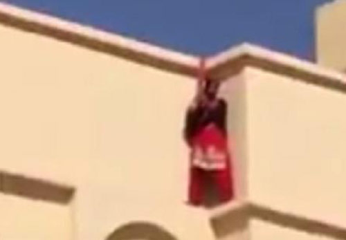 بالفيديو..سعودي يمنع خادمة من الانتحار باغرائها بالفلفل !