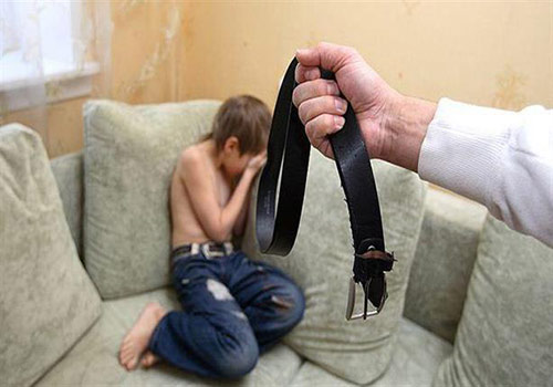 حرقت طفلها بأعقاب السجائر وخلعت أظافره ليخلو لها الجو مع عشيقها .. وهذا ما حل بهما !