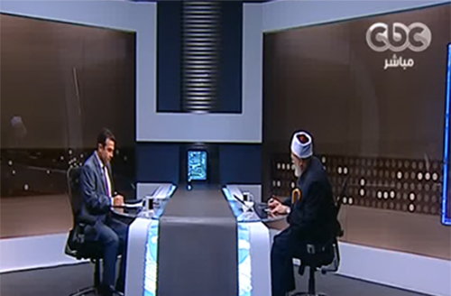 بالفيديو..متصلة تحرج مفتي مصر السابق على الهواء وتوجه رسالة لزوجته … شاهد ردة فعله !
