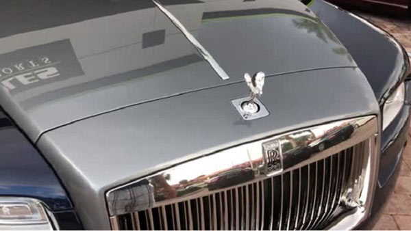 بالفيديو.. هذا ما يحدث إذا حاولت انتزاع تمثال شعار الشركة عن غطاء محرك “رولز رويس”