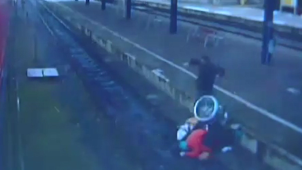 بالفيديو.. أبشع محاولة قتل بأوروبا تستهدف عجوزاً في الـ72