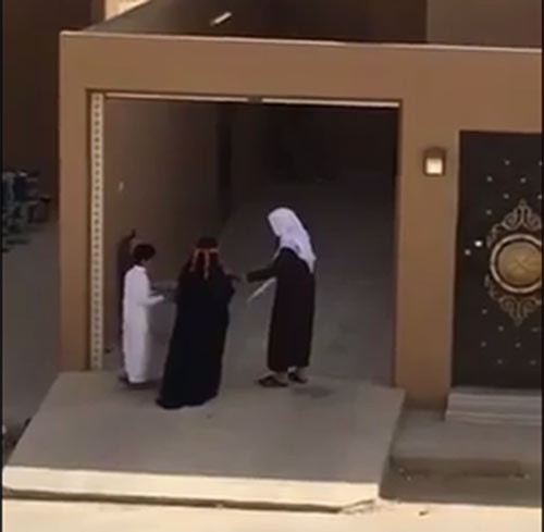 فيديو مبكٍ.. مسنّة سعودية تدشّن منزل ولدها والأخير يقبل قدميها