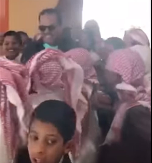 بالفيديو.. رد فعل مفاجئ عند رؤية طلاب في السعودية لمعلمهم بعد انتقاله لمدرسة أخرى