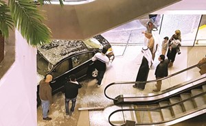مركبة مصري تقتحم مجمعاً في الري دون إصابات