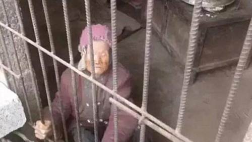 فيديو صادم .. الابن وزوجته يسجنان الجدة “الحماة” في قفص قذر ..وهذاحدث لها !