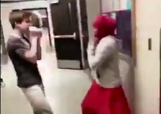 بالفيديو.. شاب يحاول خلع حجاب فتاة فتلقنه درسًا قاسيًا