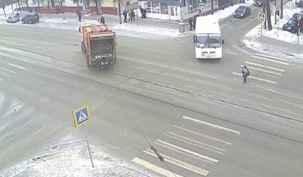 بالفيديو.. سائق حافلة دهس عجوزاً ومن ثم قام بعناقها