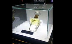 بالفيديو.. أغلى زجاجة عطور في العالم بـ5 ملايين جنيه