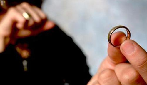 طلاق زوجين بعد 17 يوماً من زفافهما بسبب تطفيش الوالدين!