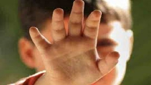 جريمة تهز لبنان.. كيف تصرفت هذه الام بعد اغتصاب طفلها من 3 قاصرين؟