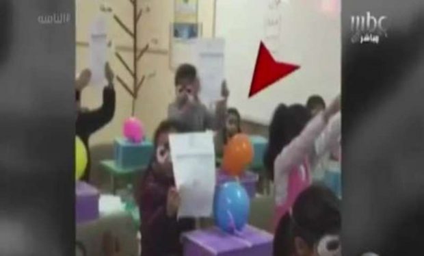 بالفيديو.. معلمة خليجية تحرم تلميذتها من الاحتفال مع زميلاتها بالنجاح .. والطالبة فشلتني وقهرتني
