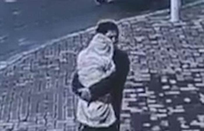 بالفيديو.. أب يبيع طفله لشراء سيارة لزوجته