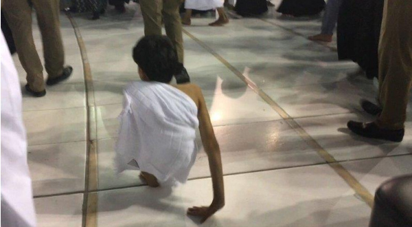 بالفيديو والصور.. الشاب القطري المولود بنصف جسد يطوف بالكعبة على يديه وسط حراسة رجال الأمن.. والمعيقلي يصافحه ويقبله ويدعو له