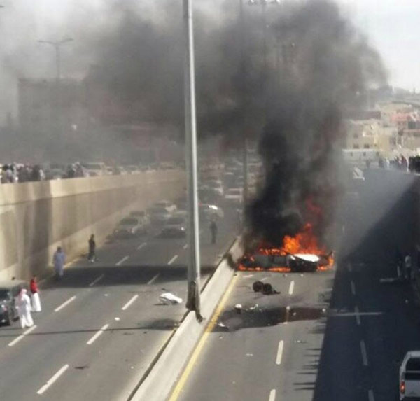 بالفيديو والصور.. حادث مروري يصرع شخصيْن ويفحم ثالثاً داخل نفق في السعودية