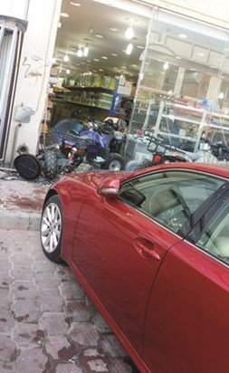 سيدة استبدلت الـ R بـ D فأتلفت محلاً وهشمت «بقي»
