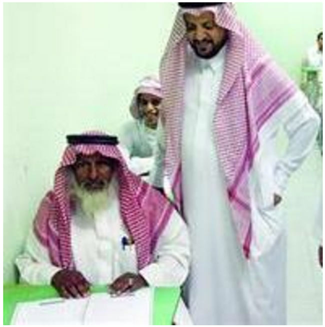 مسن سعودي يؤدي الاختبارات في مدرسة بمكة ويحلم بالجامعة والحصول على الدكتوراه