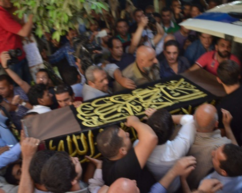 الوسط الفني المصري يودع السبكي.. الصورة الأخيرة له على سرير المستشفى