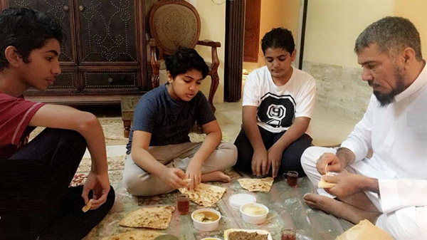 صورة مؤثرة للشيخ “العودة” يتناول الإفطار مع أبنائه دون أمهم وشقيقهم الراحل