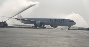 بالفيديو…استقبال تقليدي بالمياه للطائرة الكويتية أم المرادم في المطار