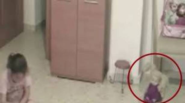 شاهد.. والد هذه الطفلة صُدِمَ مما رآه في هذا الفيديو!
