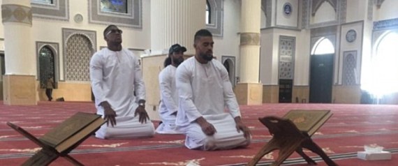 بطل عالمي غير مسلم صلى بمسجد في دبي.. فكانت هذه النتيجة