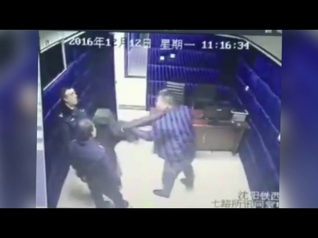 بالفيديو …سجين يعتدي بالضرب على 3 ضباط شرطة في غرفة التحقيق!