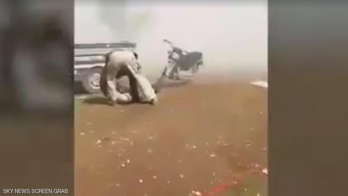 طفل سوري بترت غارة قدميه يصرخ: “يا بابا شيلني”