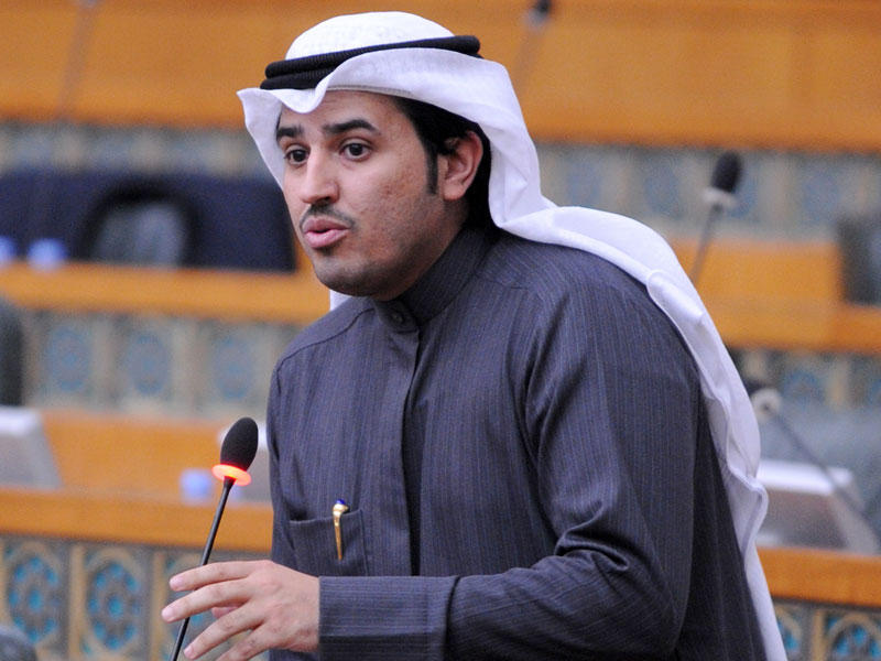 الدوسري لصرف رواتب الممرضين البدون