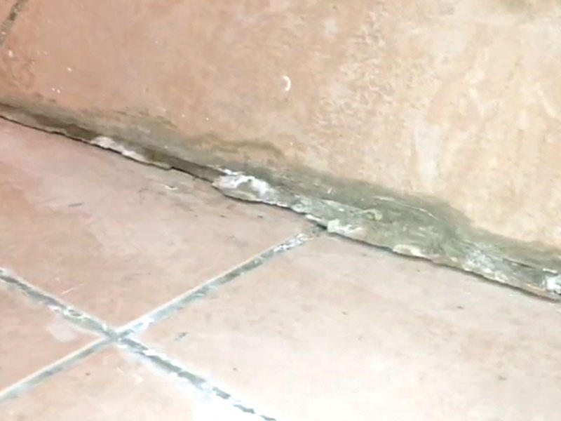 «السكنية» تتوعد بمحاسبة مقاول بيوت «غرب الصليبيخات»