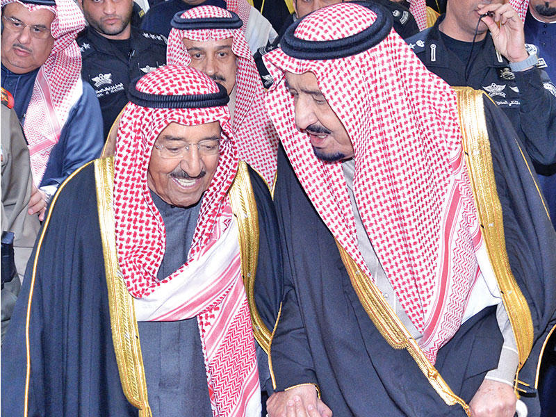 الأمير يحضر مهرجان سباق الهجن بالرياض