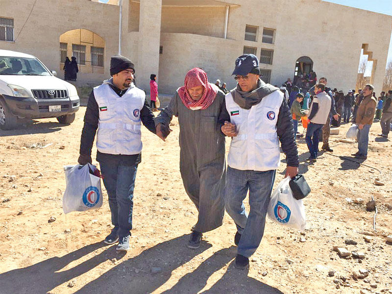 «الهلال الأحمر»: توزيع 300 طن من المساعدات على السوريين بالأردن
