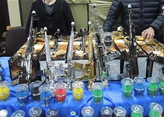 مصر: ضبط «شيشة» على شكل بنادق آلية وقنابل يدوية