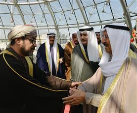 سمو أمير البلاد يصل إلى سلطنة عمان في زيارة رسمية