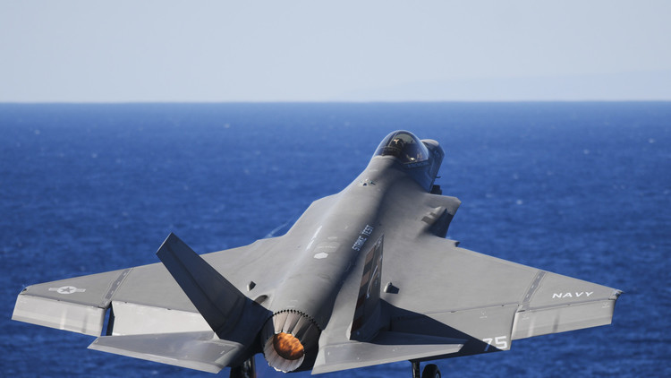 بالفيديو…فضيحة جديدة تعصف بالـ”F-35″،رؤوس الطيارين تصطدم بالسقف!؟